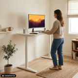 Elektrisch höhenverstellbarer Schreibtisch STAND PRO in Weiß mit einer Person im Stehen von hjh OFFICE (KI-generiertes Bild)