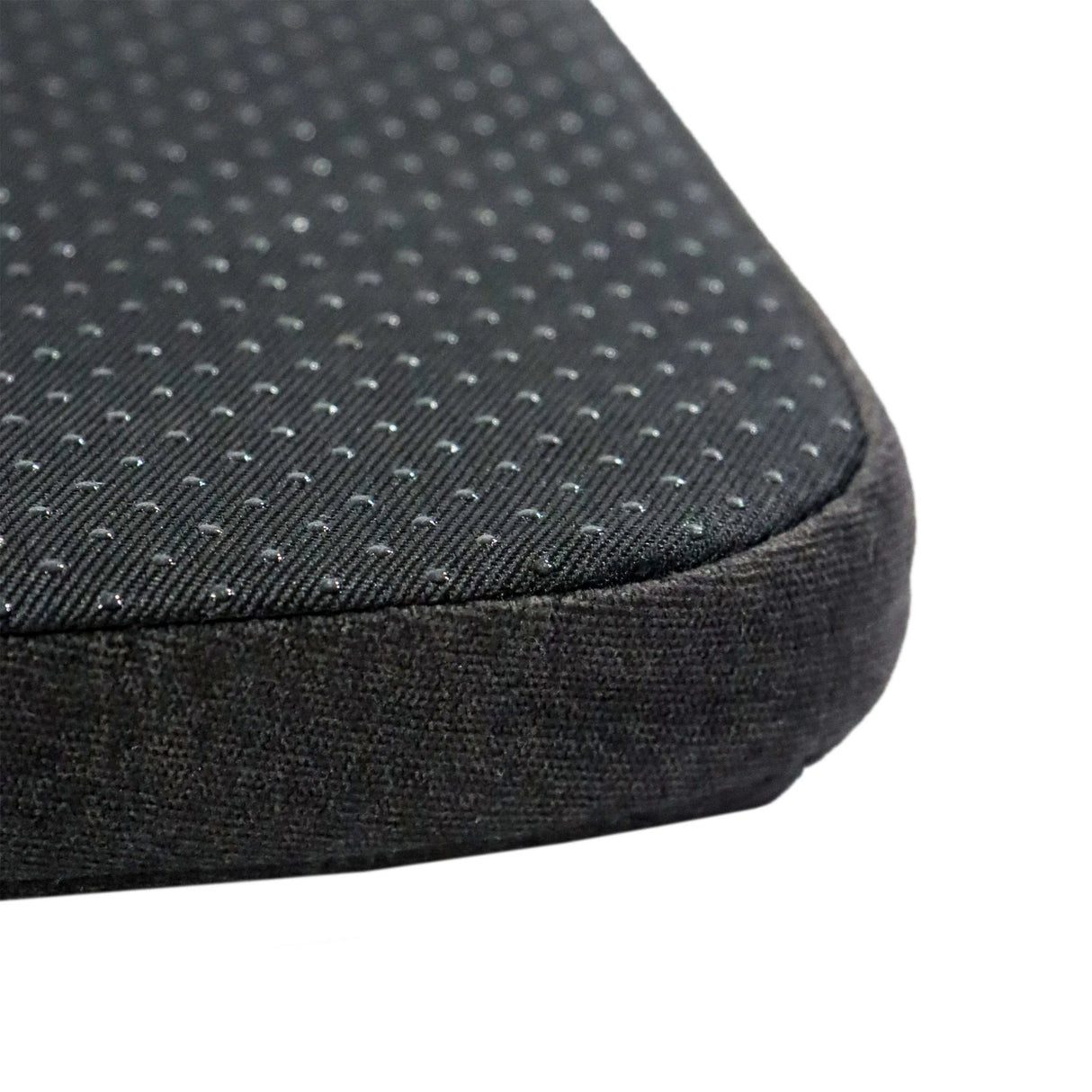 Schwarzfarbene, fein perforierte Oberfläche des Katzenhauses KITTY PAWBOX 2 von hjh LIVING