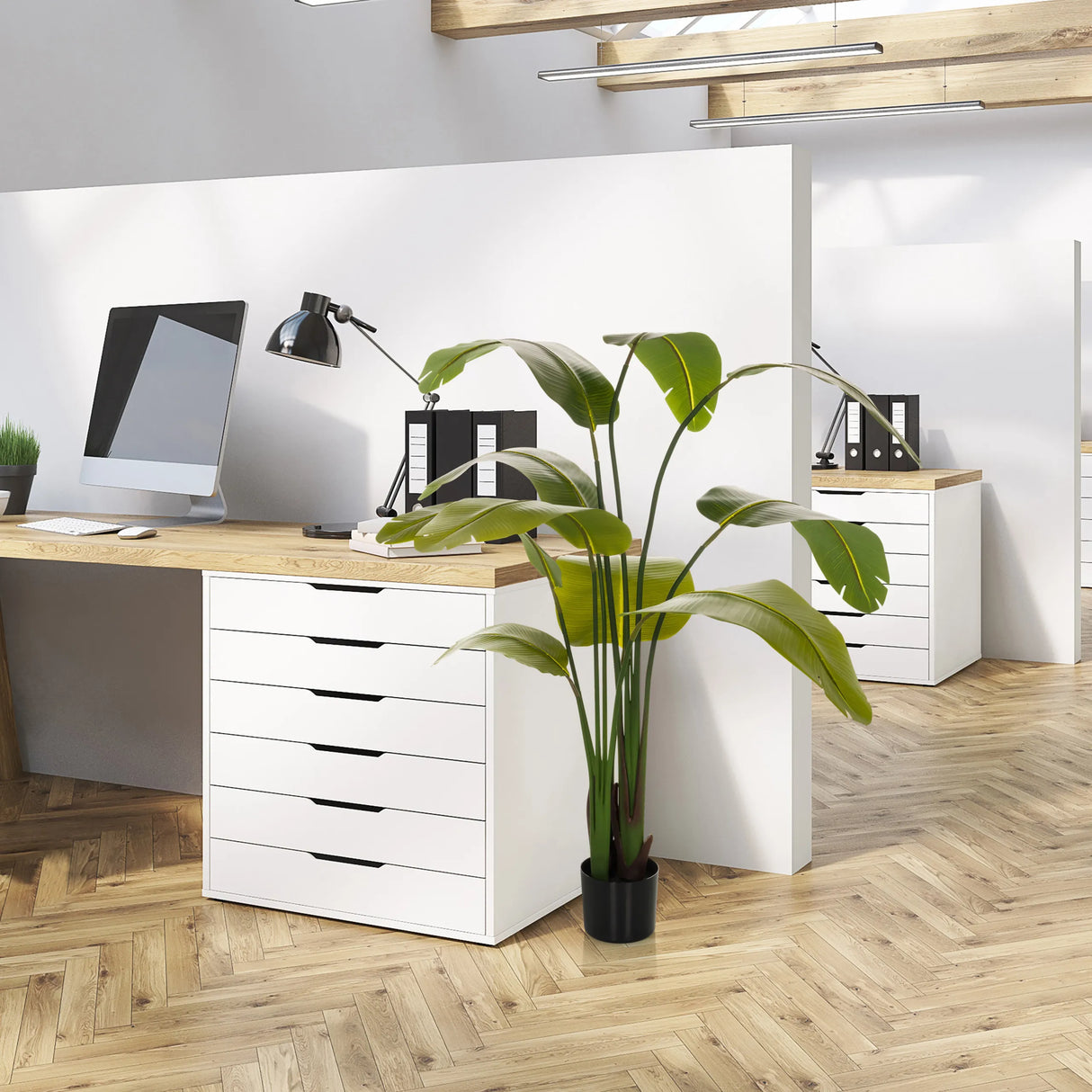 Grüne Kunstpflanze BANANE in einem schwarzen Topf im Büro von hjh OFFICE