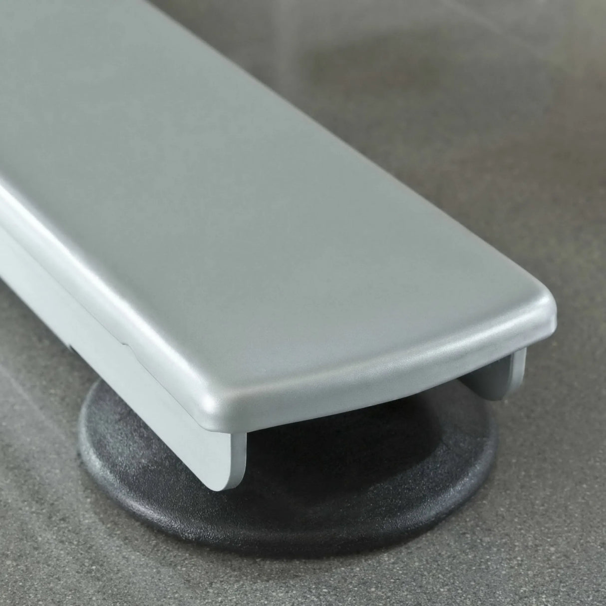Silberfarbener Fuß mit schwarzem Gleiter des Schreibtischs XDSM 22 G von hjh OFFICE PRO