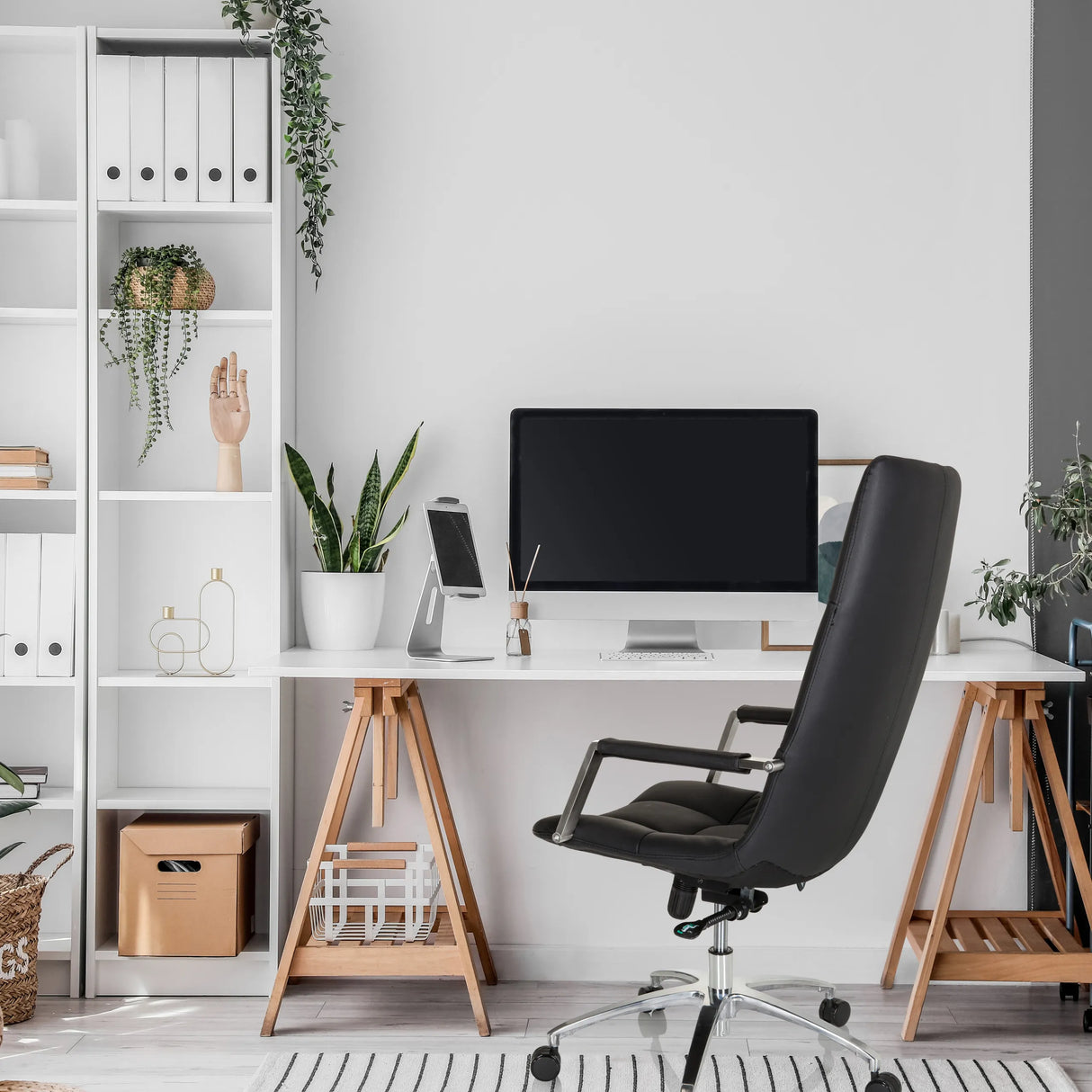 Schwarzer Homeoffice Chefsessel SARANTO PRO aus Leder mit Armlehnen und Rollen von hjh OFFICE