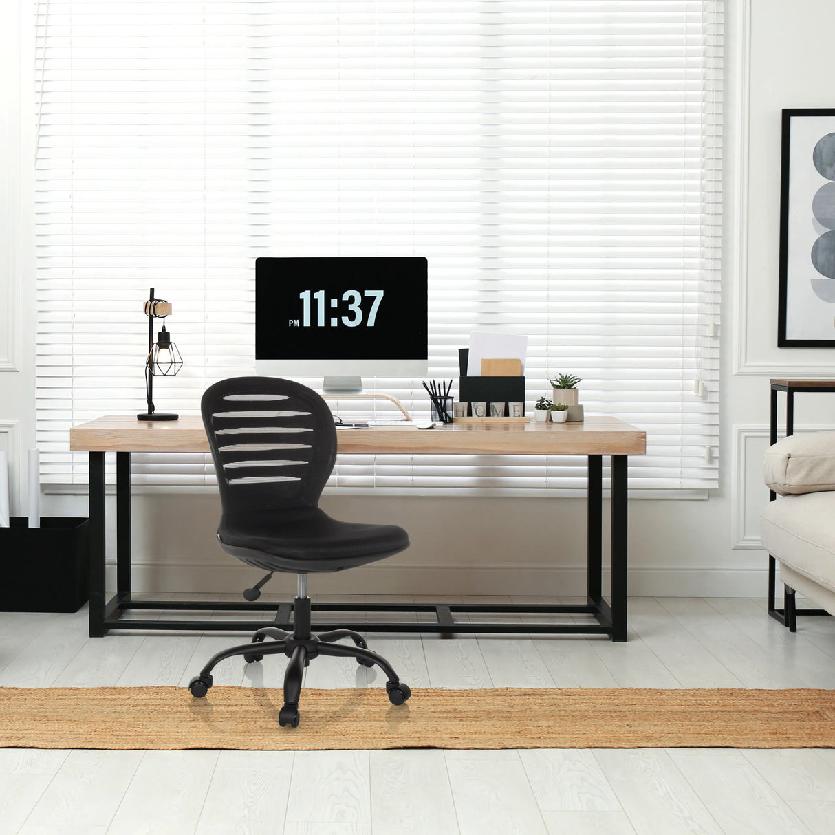 Schwarzer Home-Office-Bürostuhl CASLA mit geschwungener Rückenlehne und Rollen von hjh OFFICE