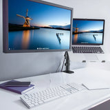 Schwarze Monitorhalterung VM-MH2 mit einem befestigten Bildschirm auf einem weißen Schreibtisch von hjh OFFICE