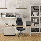 Profi-Chefsessel FERRARA in Schwarz mit Kopfstütze und Armlehnen an einem Schreibtisch im Büro von hjh OFFICE
