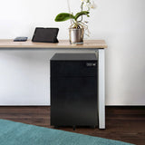 Schwarzer Metall-Rollcontainer COLOR OS I mit drei Schubladen und Rollen unter einem Schreibtisch von hjh OFFICE
