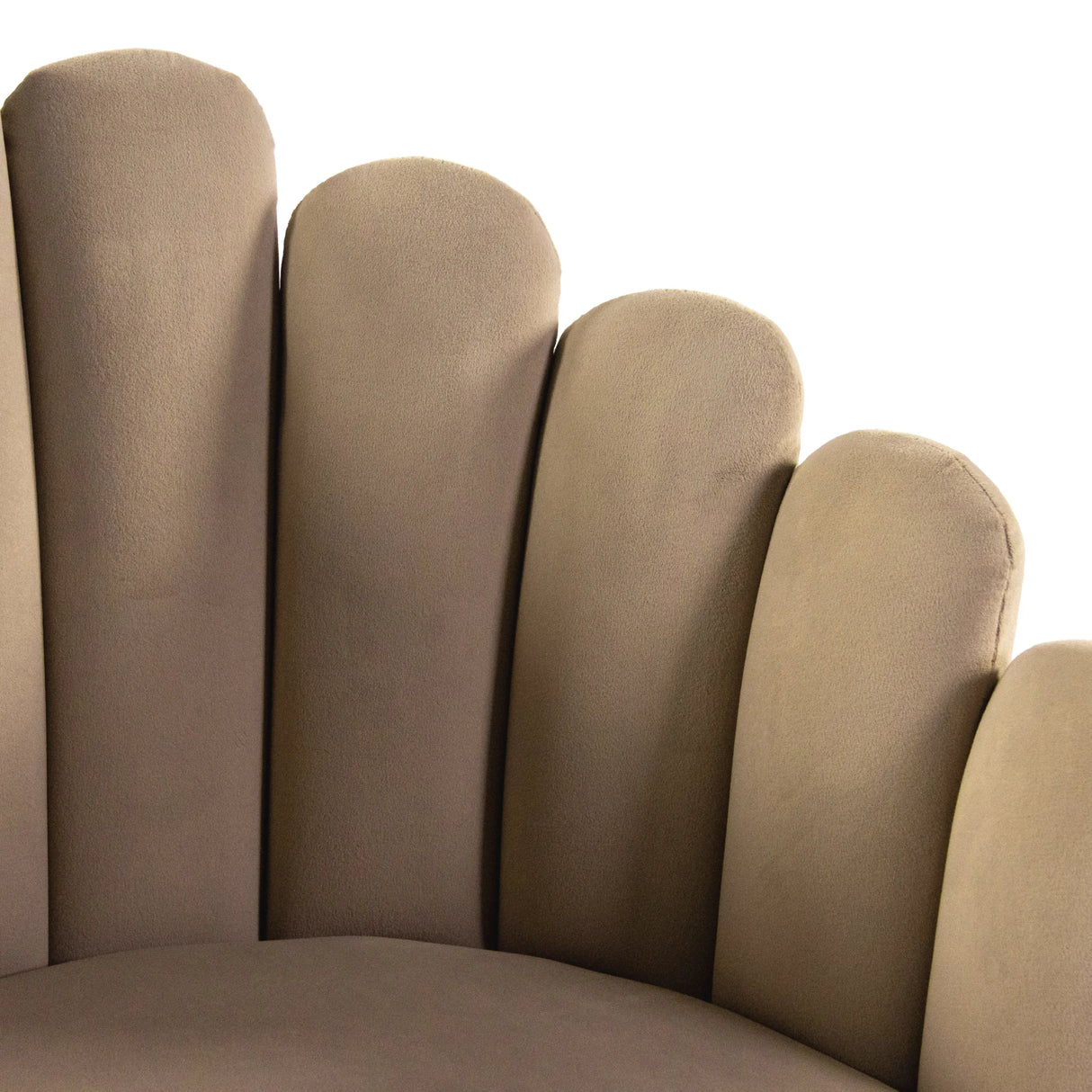 Muschelförmig gestaltete Rückenlehne des Esszimmerstuhls SCALLORE in Beige von hjh LIVING