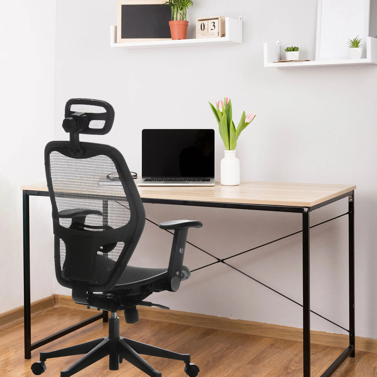 Profi-Bürostuhl AIR-PORT in Schwarz mit Netzrücken und Netzsitz an einem Schreibtisch von hjh OFFICE
