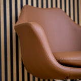 Braune Polsterung und Armlehne des Loungesessels ARTEMIA von hjh OFFICE