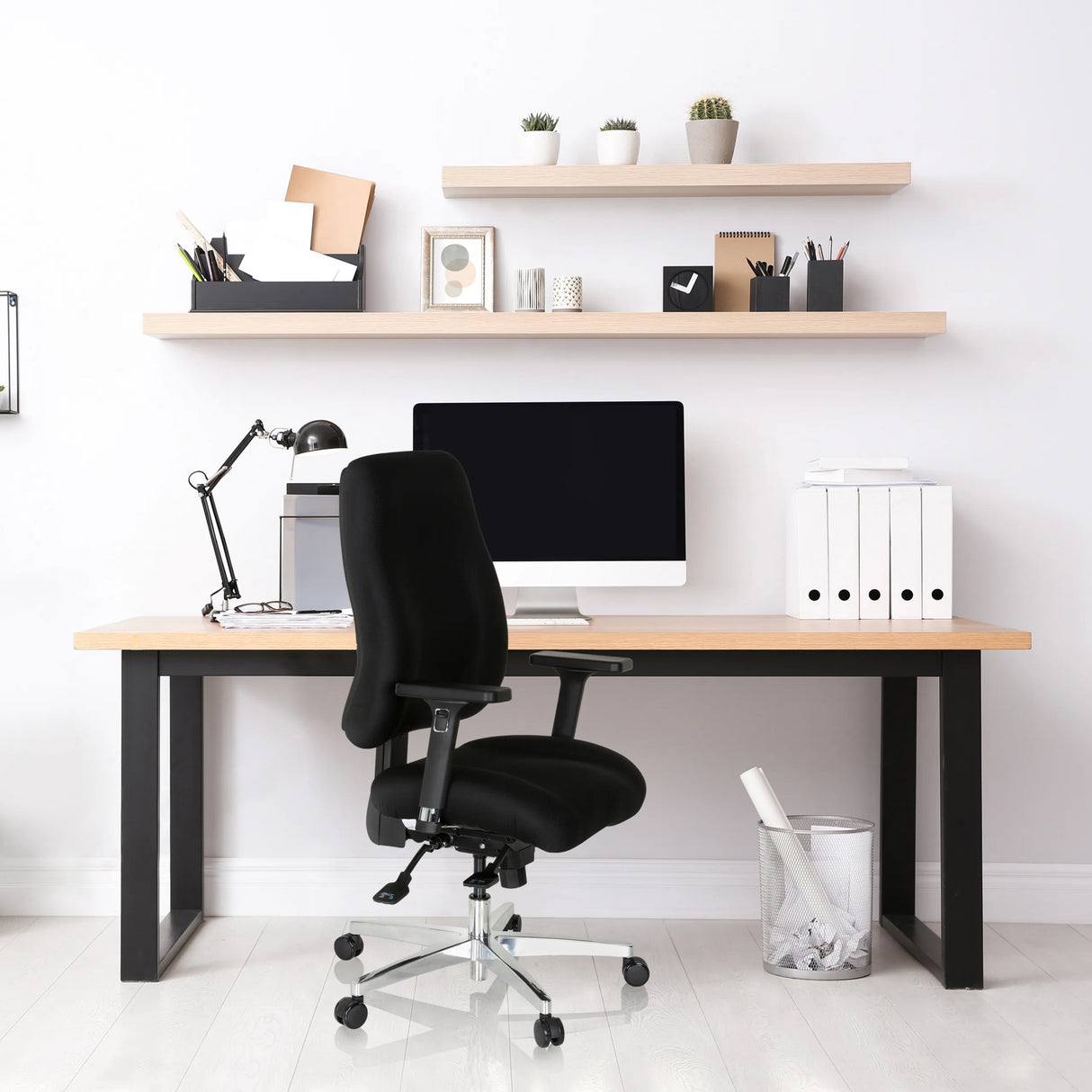 Schwarzer Profi-Bürostuhl ZENIT COMFORT an einem Schreibtisch in einem hellen Arbeitszimmer von hjh OFFICE