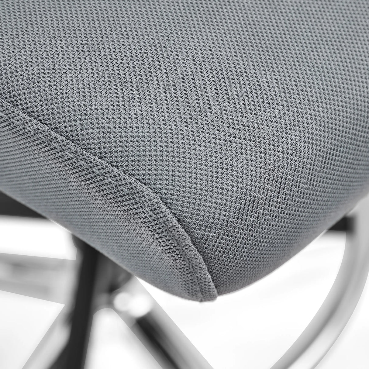 Grauer Stoffbezug der Sitzfläche des Counterstuhls Top Work 44 W von hjh OFFICE