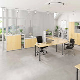 Höhenverstellbarer Schreibtisch YAMA 12 G in Ahorn und Graphit in einer modernen Büroumgebung von hjh OFFICE PRO