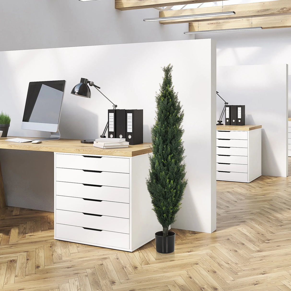 Grüne Kunstpflanze CEDRUS in einem schwarzen Top im Büro von hjh OFFICE