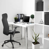 Schwarzer Homeoffice-Bürostuhl ARTON 30 mit Armlehnen und Rollen an einem weißen Schreibtisch von hjh OFFICE