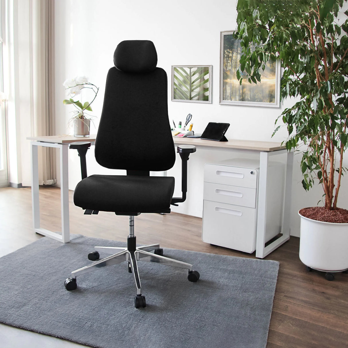 Schwarzer Profi-Bürostuhl PRO-TEC 400 mit Kopfstütze und verstellbaren Armlehnen von hjh OFFICE