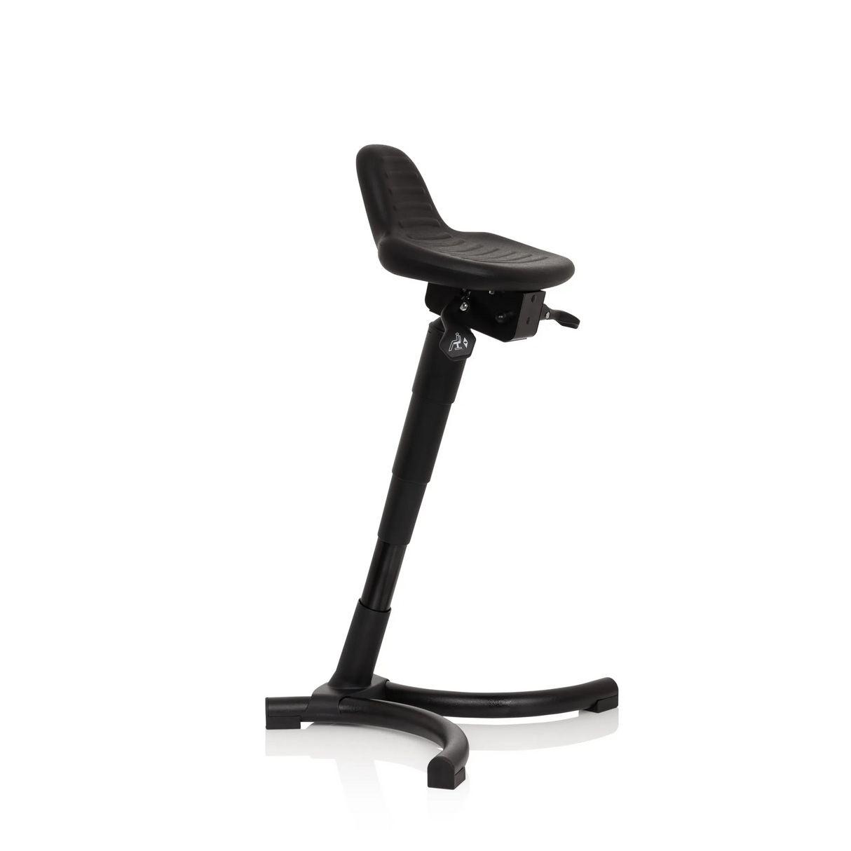 Schwarze Stehhilfe TOP WORK 34 mit Sitzfläche, Rückenlehne und vierfußigem Standfuß von hjh OFFICE – 360-Grad-Ansicht (schräge Frontansicht 60°)