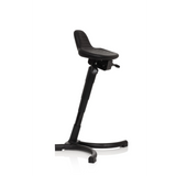 Schwarze Stehhilfe TOP WORK 34 mit Sitzfläche, Rückenlehne und vierfußigem Standfuß von hjh OFFICE – 360-Grad-Ansicht (schräge Frontansicht 60°)
