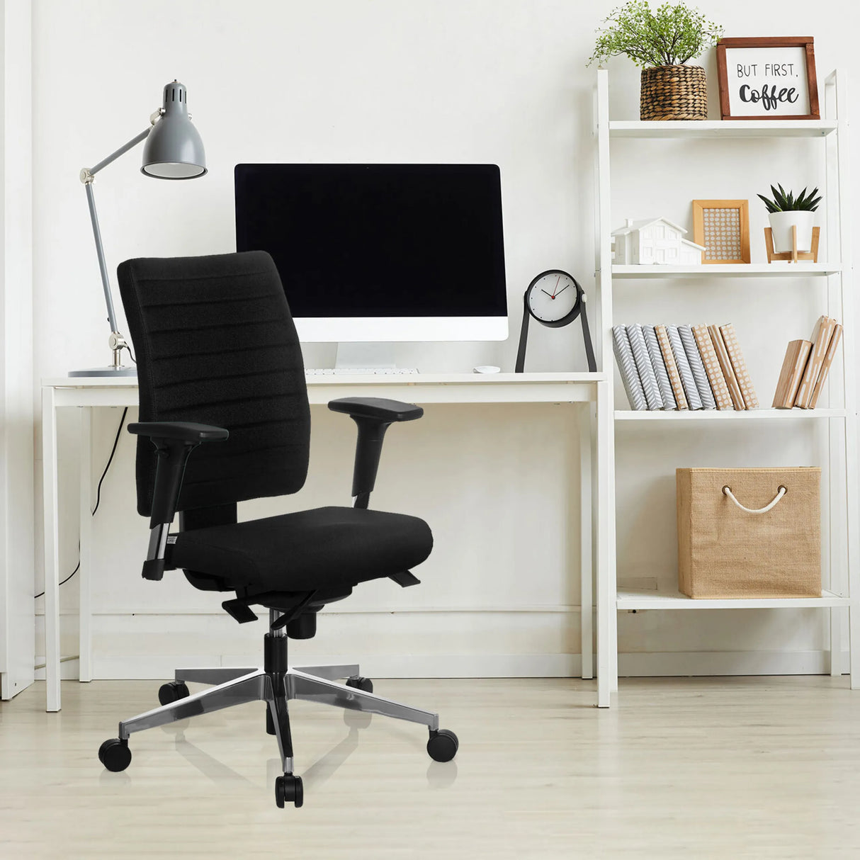 Schwarzer Profi-Bürostuhl PRO-TEC 350 mit Armlehnen vor einem weißen Schreibtisch im Homeoffice von hjh OFFICE