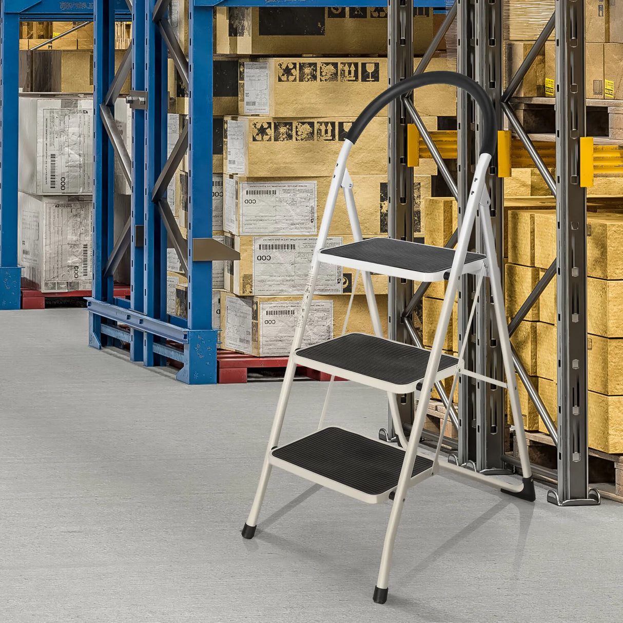 Weiße Klappleiter SOLID W2 mit drei schwarzen Stufen und einem Handgriff in einem Lager von hjh OFFICE