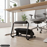 Schwarze Fußablage Podi Velvet unter einem Schreibtisch von hjh OFFICE (KI-generiertes Bild)