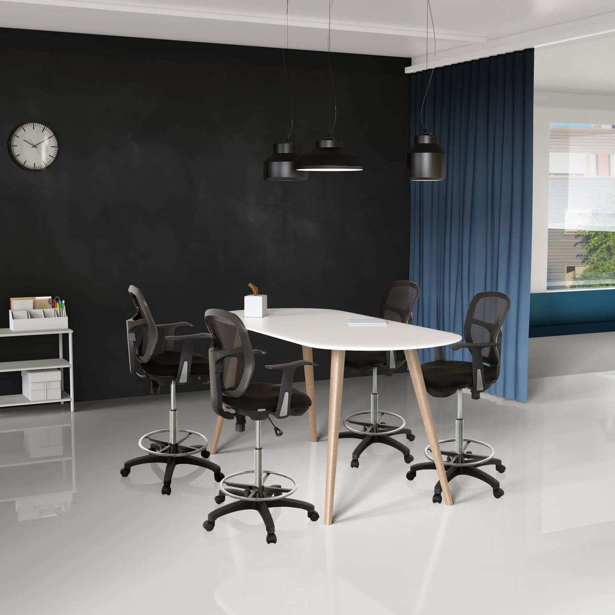 Vier schwarze Counterstühle TOP WORK 108 mit Fußringen an einem weißen ovalen Tisch von hjh OFFICE