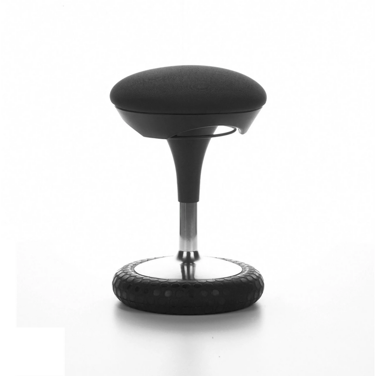 Schwarze Stehhilfe SITNESS 20 mit gepolsterter Sitzfläche und rundem Fuß von Topstar – 360-Grad-Ansicht (Frontansicht 20°)