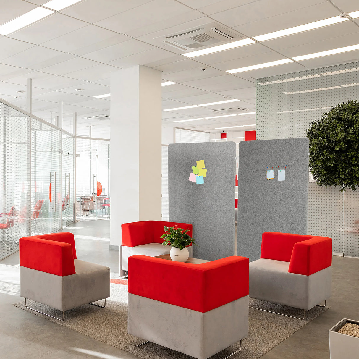 Hellgraue Trennwände FLEXMIUT STAND in einer Bürolandschaft mit Sitzgruppe von hjh OFFICE
