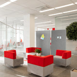 Hellgraue Trennwände FLEXMIUT STAND in einer Bürolandschaft mit Sitzgruppe von hjh OFFICE