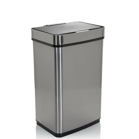 Sensor-Mülleimer CLEAN IV in Silber mit flachem Deckel und glänzender Edelstahloberfläche von hjh OFFICE