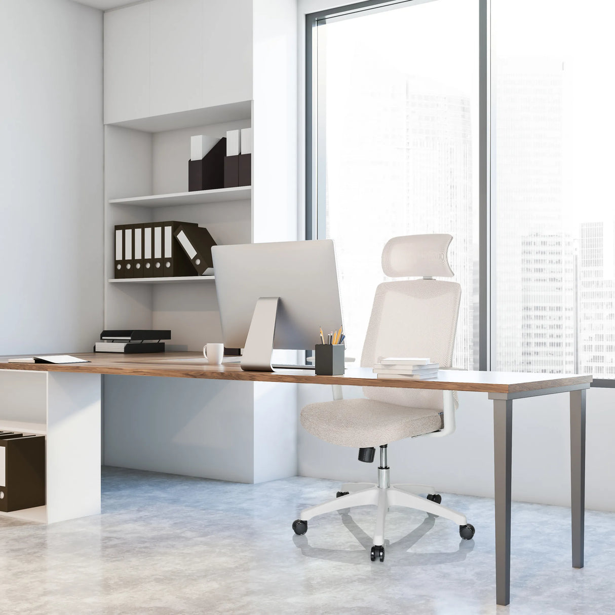 Homeoffice-Bürostuhl MIKEO W in Beige an einem Schreibtisch in einem hellen Raum von hjh OFFICE