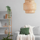 Grüne Kunstpflanze EUCALYPTUS CLIMB in einem Regal neben einem grauen Sofa von hjh OFFICE