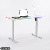 Elektrisch höhenverstellbarer Schreibtisch Worktime LED in Weiß mit RGB-Beleuchtung und Laptop von hjh OFFICE