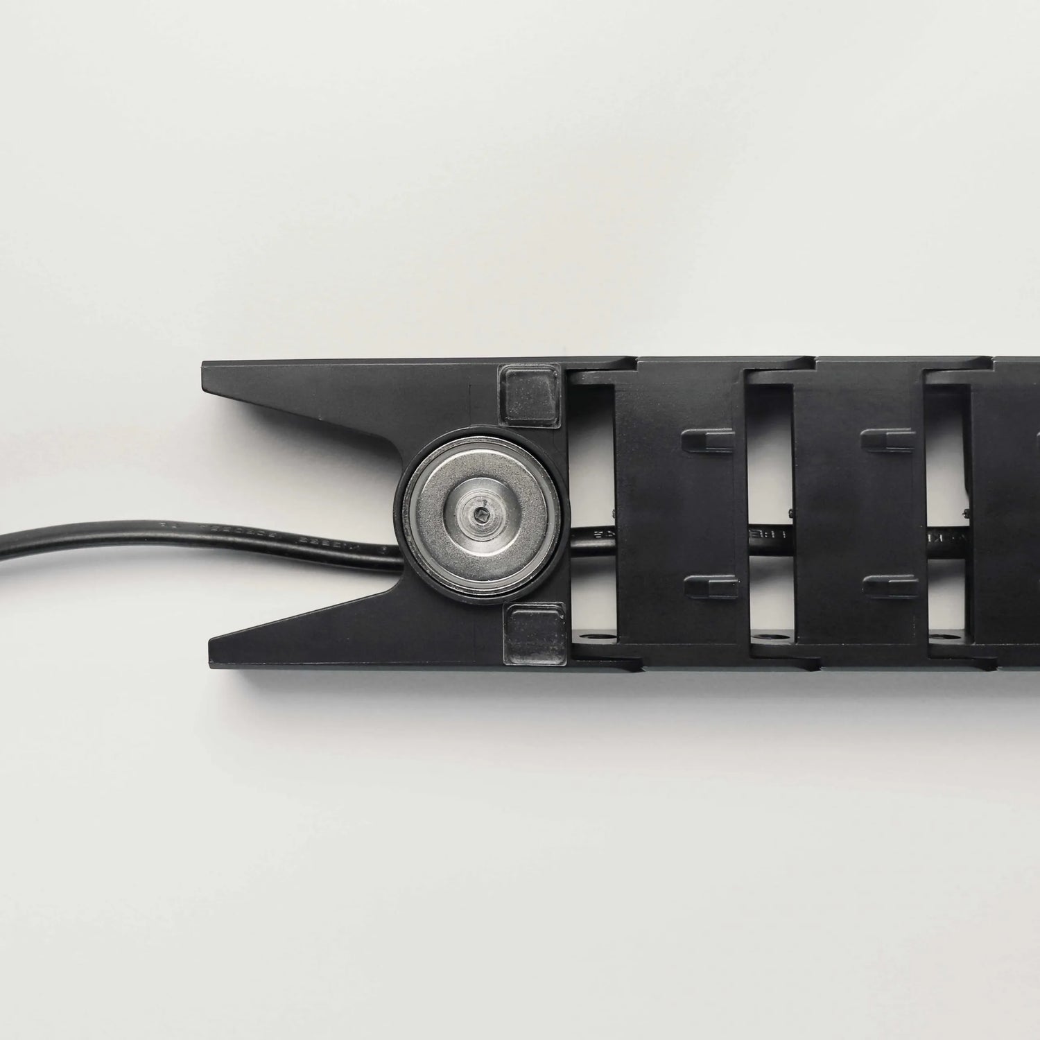 Kabelkette vertikal des Zubehörs CKVL in Schwarz mit Führungselement und Kabel von hjh OFFICE PRO