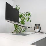 Silberne Laptopunterlage LAPTOP STAND mit höhenverstellbarem Gestell und Laptop auf weißem Schreibtisch von hjh OFFICE