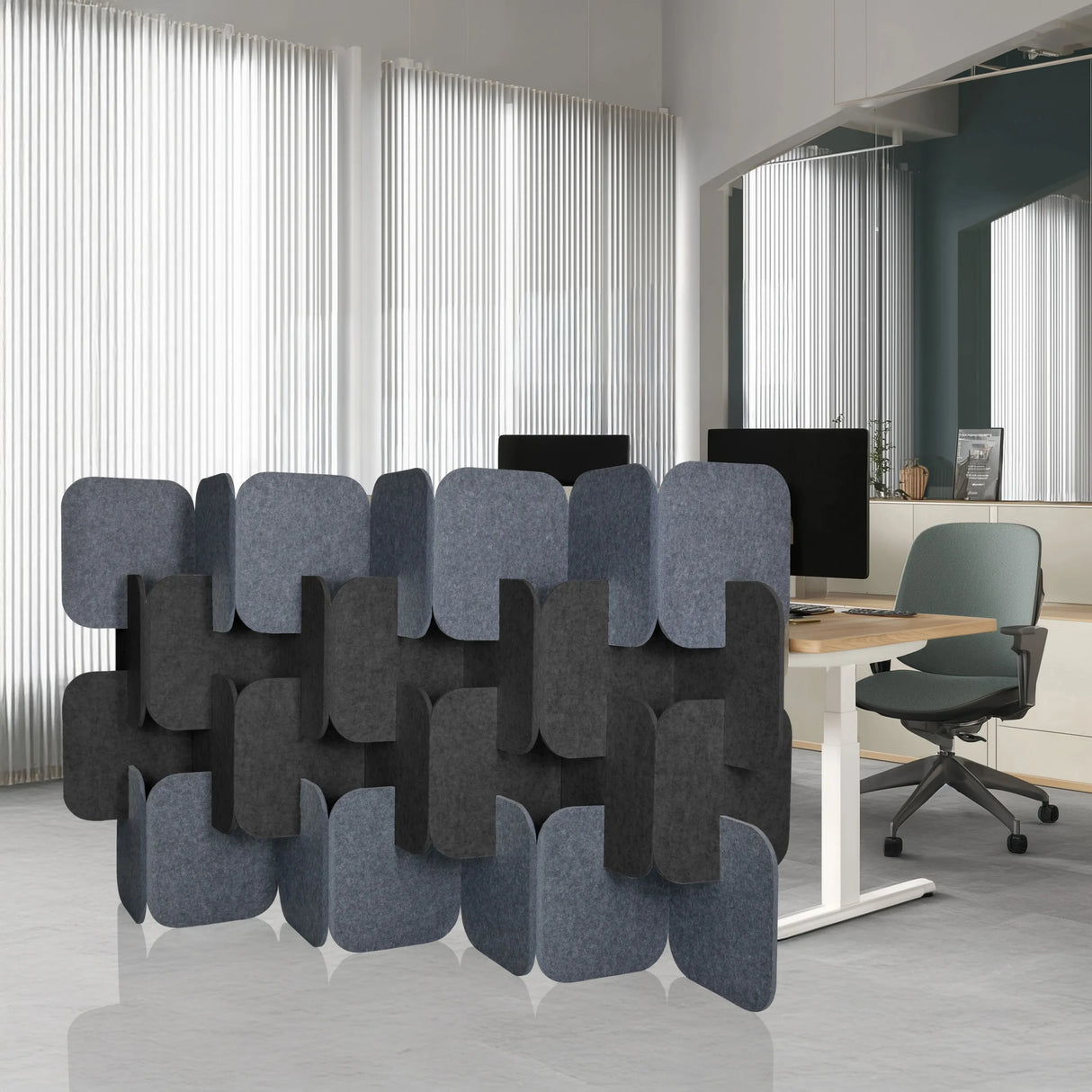 Graue und dunkelgraue Trennwände FLEXMIUT PLUG in modularer Anordnung von hjh OFFICE