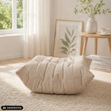 Beiger Sitzsack Sitzolo Podi mit Steppstruktur auf einem hellen Teppich von hjh LIVING (KI-generiertes Bild)