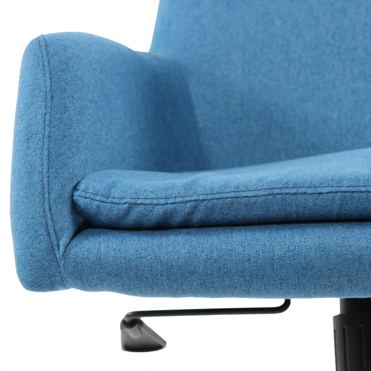 Blauer Stoffbezug und Armlehne des Homeoffice-Bürostuhls SHAKE 400 von hjh OFFICE