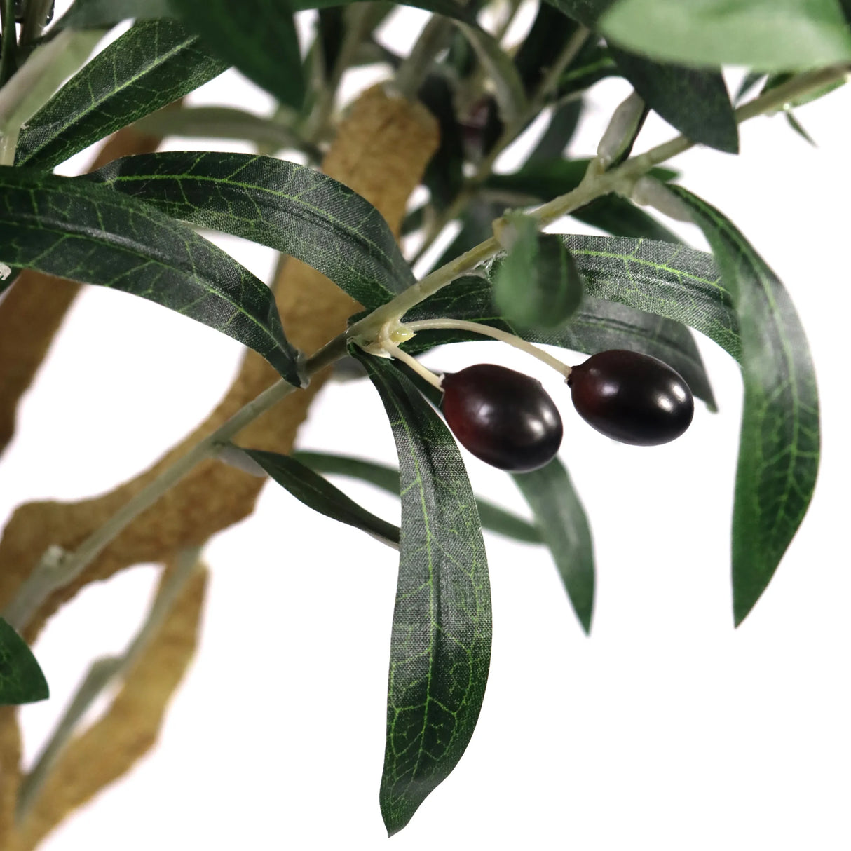 Zwei dunkle Oliven an einem Zweig mit grünen Blättern der Kunstpflanze OLIVE II von hjh OFFICE