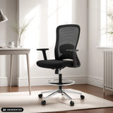 Schwarzer Arbeitsstuhl Top Work 44 mit Netzrückenlehne und Fußring von hjh OFFICE (KI-generiertes Bild)