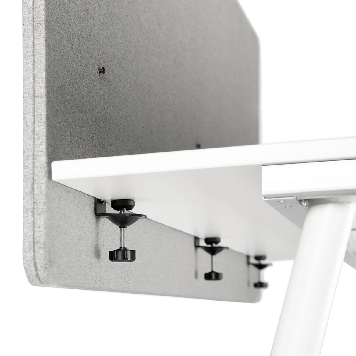 Befestigungsmechanismus der Tischtrennwand FLEXMIUT D 180 an einer weißen Schreibtischplatte von hjh OFFICE