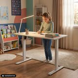 Elektrisch höhenverstellbarer Schreibtisch Worktime Kid in Weiß von hjh OFFICE (KI-generiertes Bild)