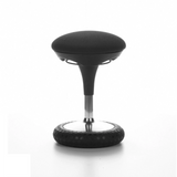 Schwarze Stehhilfe SITNESS 20 mit gepolsterter Sitzfläche und rundem Fuß von Topstar – 360-Grad-Ansicht (schräge Frontansicht 60°)