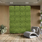 Grüne Pflanzenmatte LEAFLUXE 3 als vertikale Wandbegrünung vor einer Holzlamellenwand von hjh LIVING