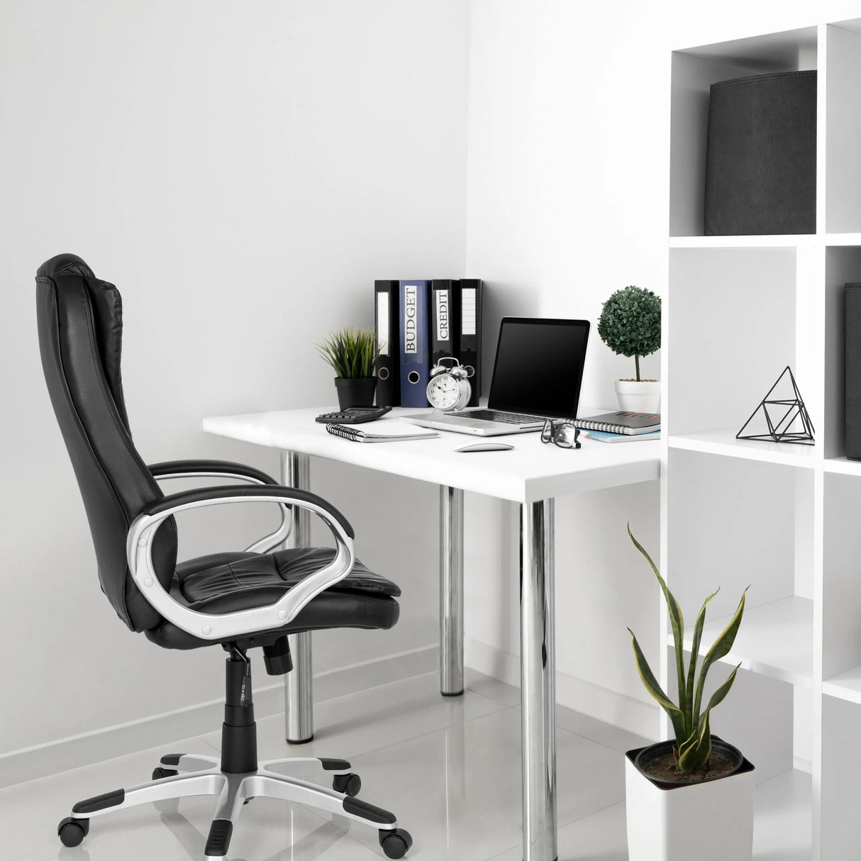 Schwarzer Gamingstuhl RELAX WB100 an einem weißen Schreibtisch in einem hellen Büro von MyBuero