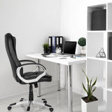 Schwarzer Gamingstuhl RELAX WB100 an einem weißen Schreibtisch in einem hellen Büro von MyBuero