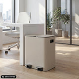 Beiger Mülleimer Clean 10 mit zwei Fußpedalen vor einem Schreibtisch von hjh OFFICE (KI-generiertes Bild)