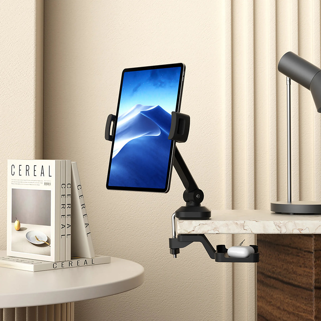 Schwarze Handy- und Tablet-Halterung FLEXMOBI III mit Tischbefestigung und Schwenkarm von hjh OFFICE