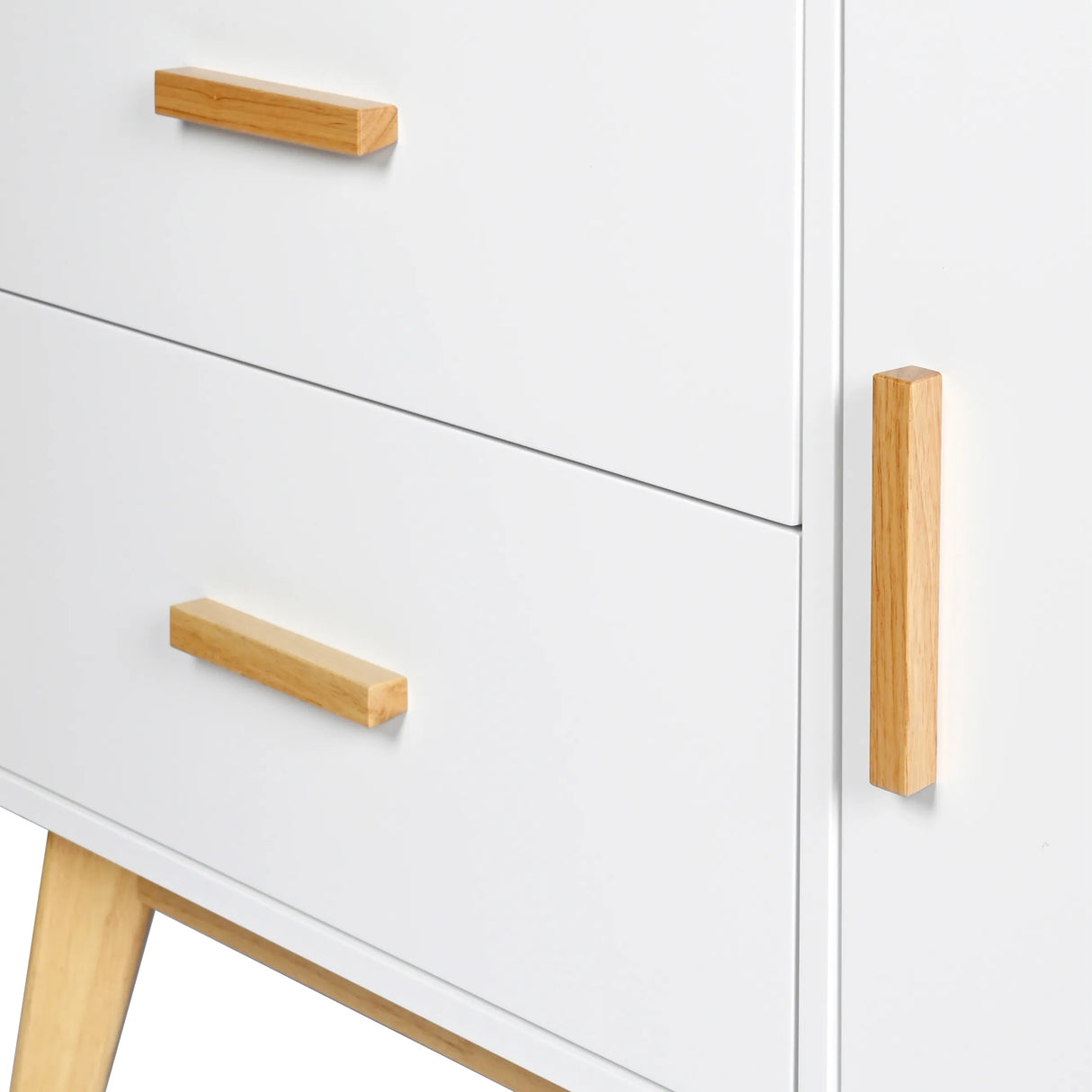 Weiße Fronten mit hellen Holzgriffen des Sideboards TAROLO von hjh LIVING
