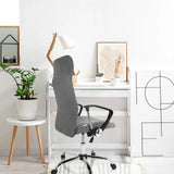 Grauer Homeoffice-Bürostuhl ARTON 40 mit Armlehnen und Rollen an einem weißen Schreibtisch von hjh OFFICE