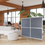 Graue Trennwand FLEXMIUT MODUL mit silbernem Aluminiumrahmen in einem modernen Büro von hjh OFFICE
