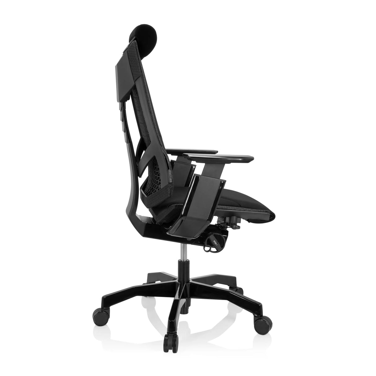 Schwarzer High-End-Bürostuhl GENIDIA BLACK mit Stoffbezug und Fußkreuz mit fünf Rollen von hjh OFFICE – 360-Grad-Ansicht (Seitenprofil 100°)